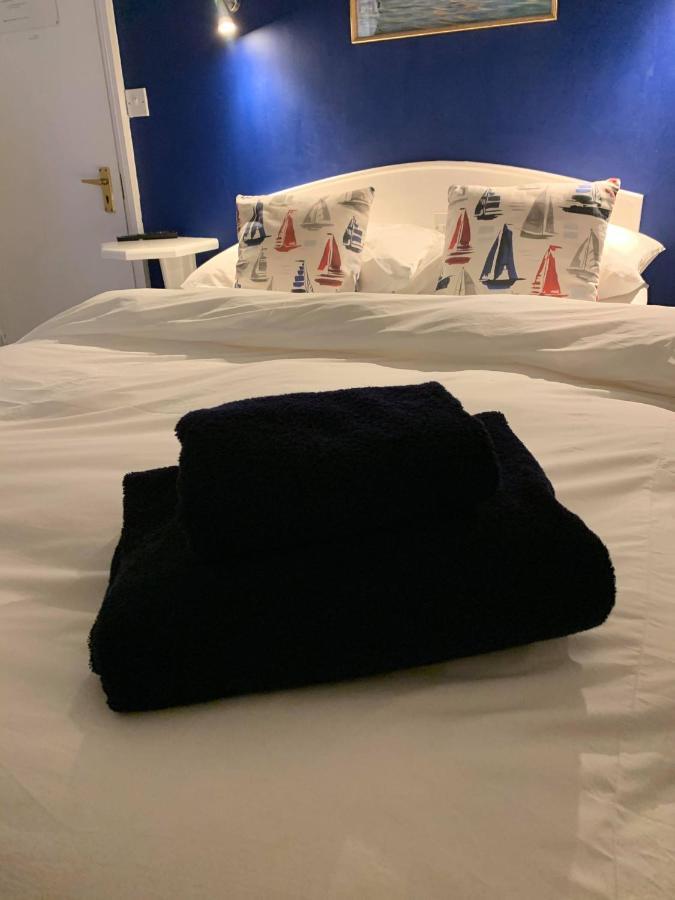 Ye Olde White Harte Hotel Burnham-on-Crouch Phòng bức ảnh