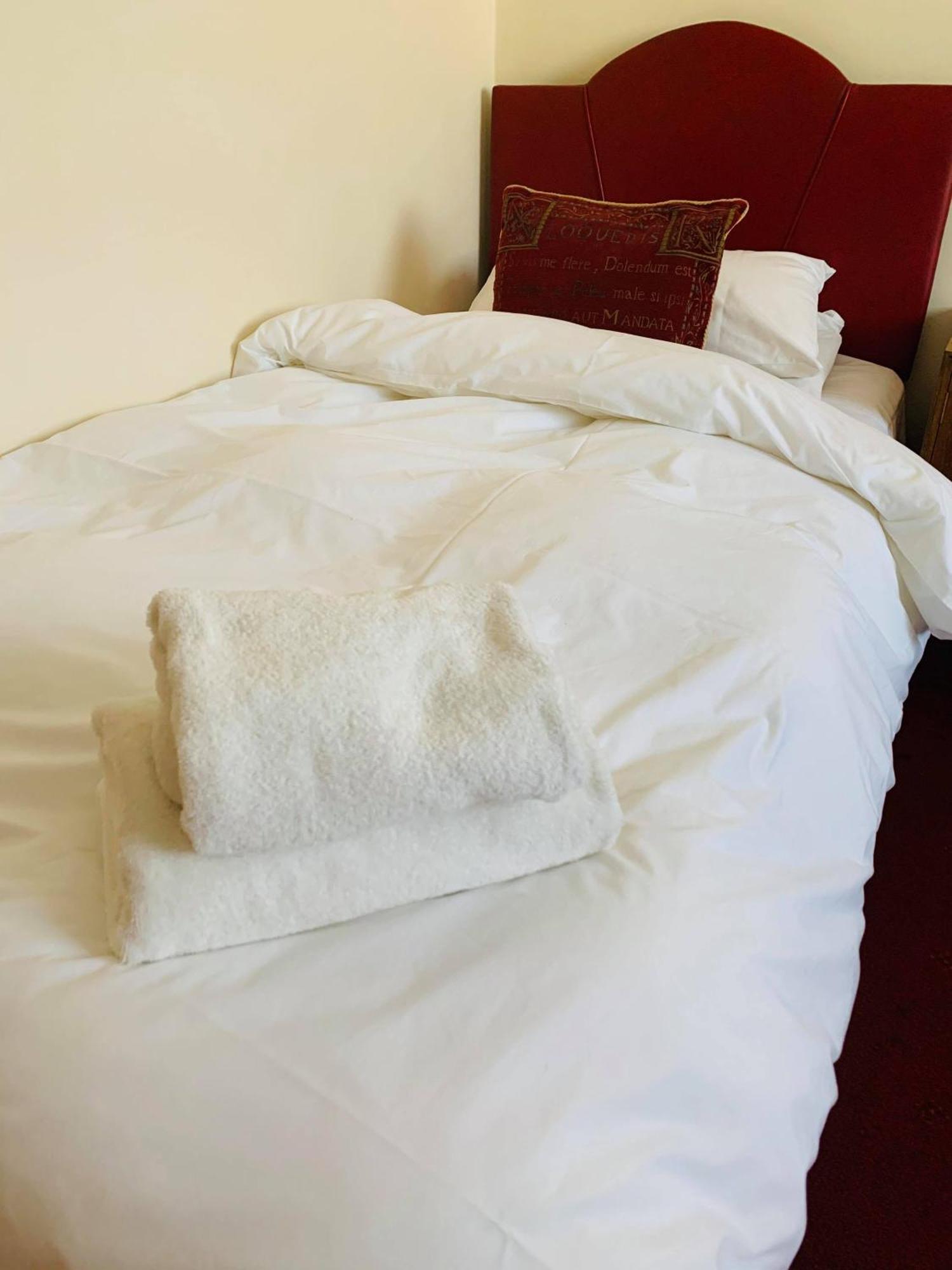 Ye Olde White Harte Hotel Burnham-on-Crouch Phòng bức ảnh